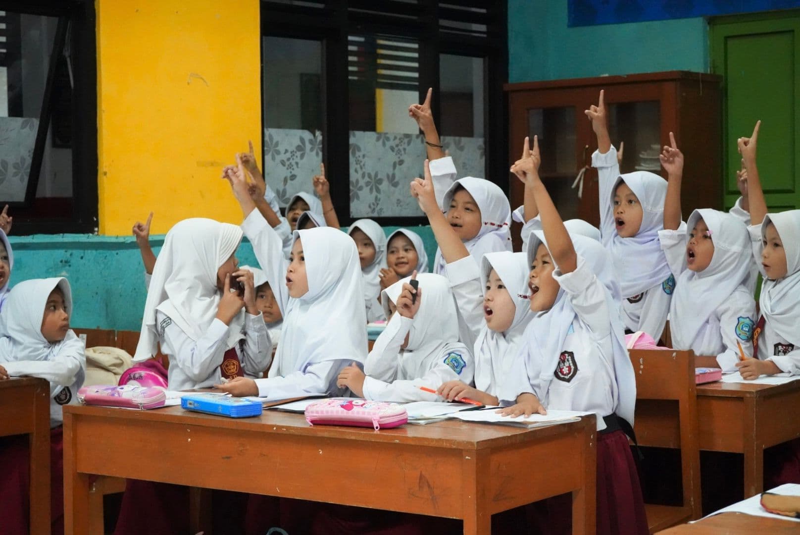 POJOK LITERASI EDISI PULAU JAWA: PPI Dunia Hidupkan Kembali Kegemaran Membaca dan Menulis di SDN 1 Banjar Irigasi